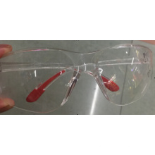 Transparentes Sicherheitsglas mit roter Farbspitze